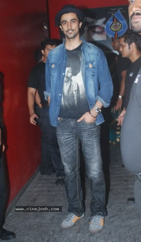 Bolly Celebs at Robot Premiere - 33 / 70 photos