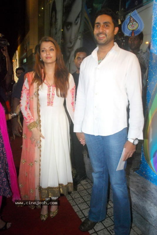 Bolly Celebs at Robot Premiere - 49 / 70 photos