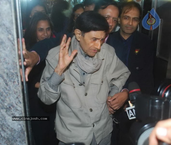 Bolly Celebs at Robot Premiere - 68 / 70 photos