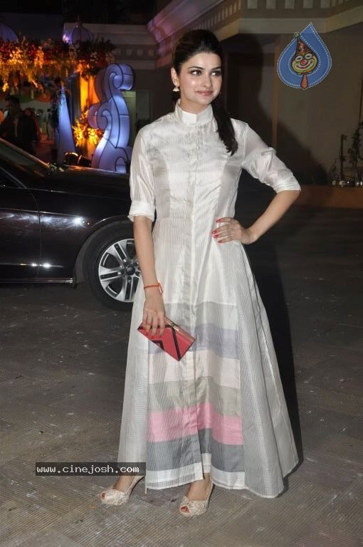 Bolly Celebs at Sanjay Dutt Mata Ki Chauki Event - 15 / 47 photos