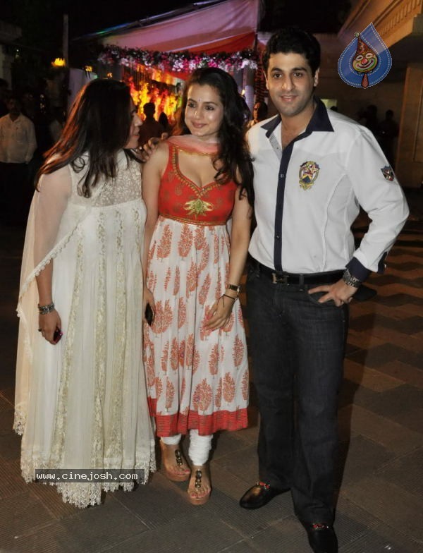 Bolly Celebs at Sanjay Dutt Mata ki Chowki Event - 35 / 129 photos