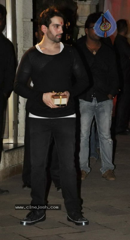 Bolly Celebs at Sanjay Dutt Mata ki Chowki Event - 70 / 129 photos