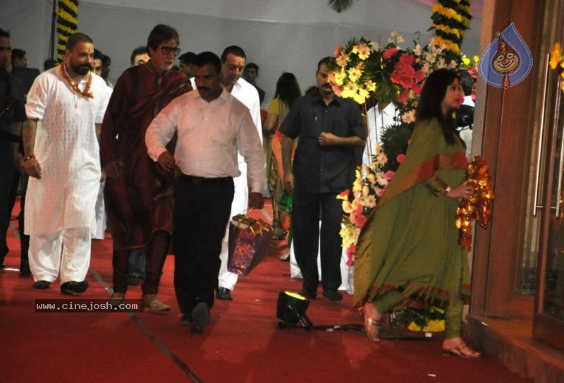 Bolly Celebs at Sanjay Dutt Mata ki Chowki Event - 76 / 129 photos