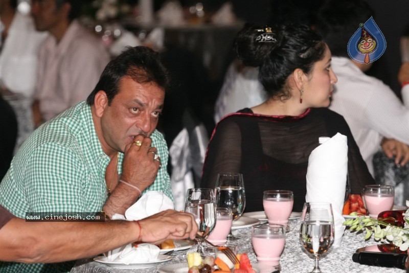 Bolly Celebs at Sanjay Dutt's Iftar Party - 20 / 78 photos