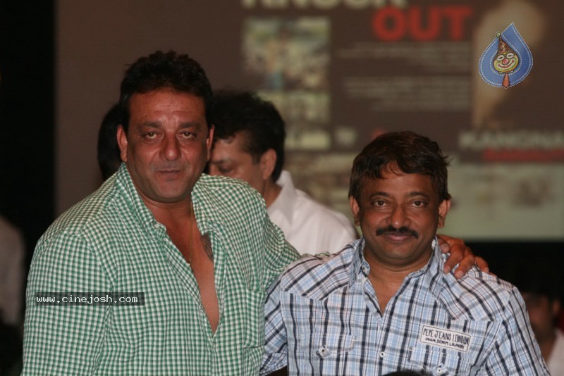 Bolly Celebs at Sanjay Dutt's Iftar Party - 22 / 78 photos