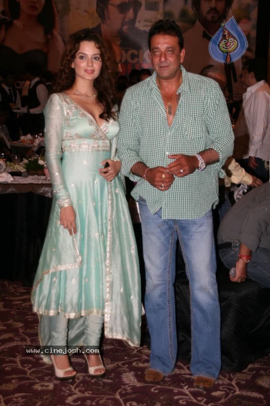 Bolly Celebs at Sanjay Dutt's Iftar Party - 70 / 78 photos