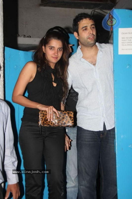 Bolly Celebs at Shahid Kapoor Birthday Bash - 10 / 56 photos