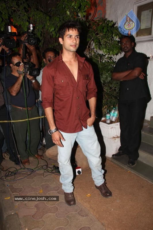 Bolly Celebs at Shahid Kapoor Birthday Bash - 18 / 56 photos