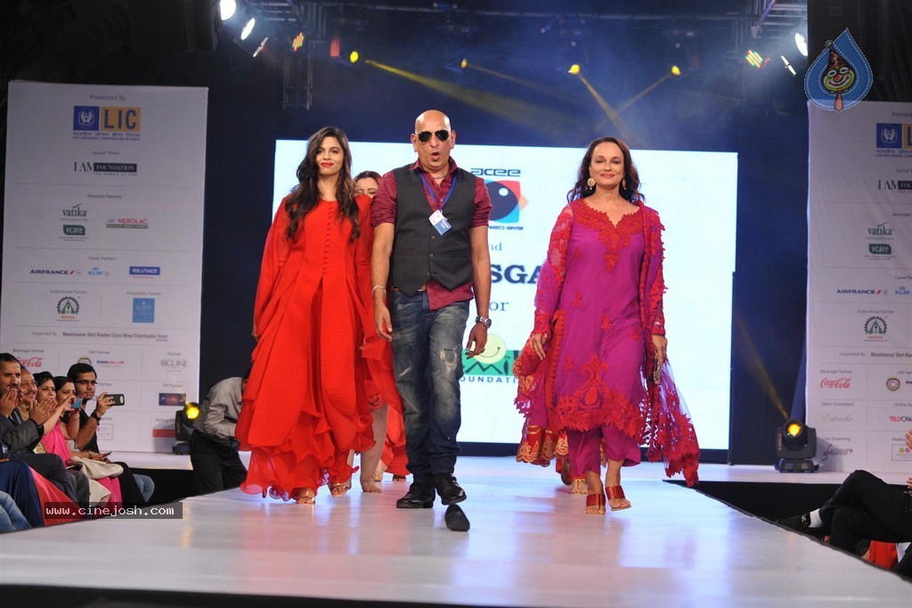 Bolly Celebs at Smile Foundation 5th Edition Charity Fashion Show - 138 / 228 photos