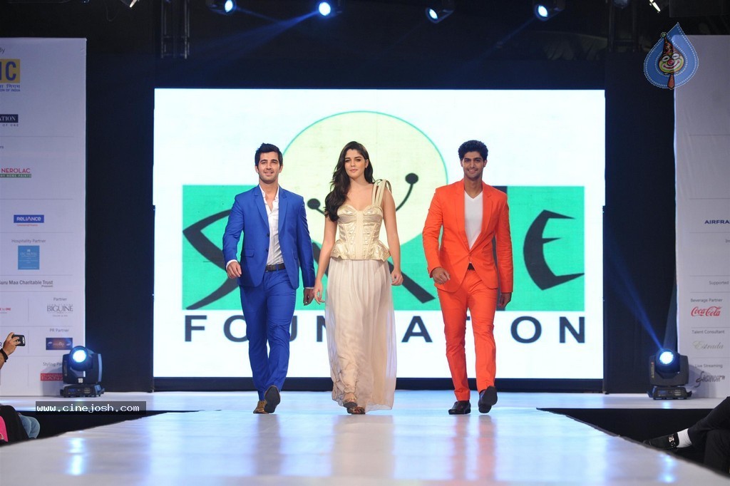 Bolly Celebs at Smile Foundation 5th Edition Charity Fashion Show - 148 / 228 photos