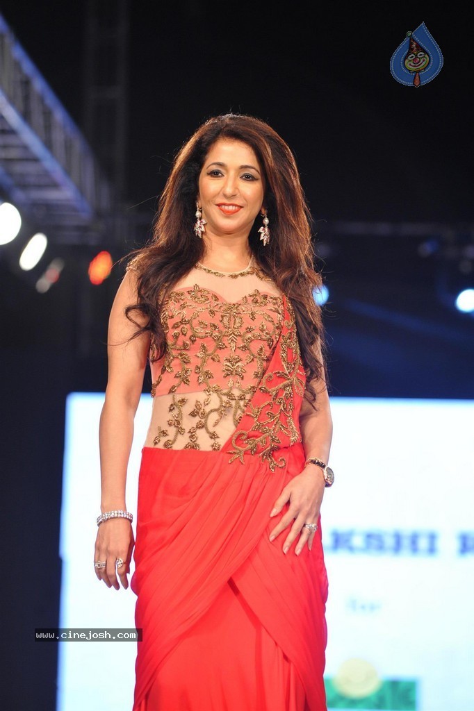 Bolly Celebs at Smile Foundation 5th Edition Charity Fashion Show - 149 / 228 photos