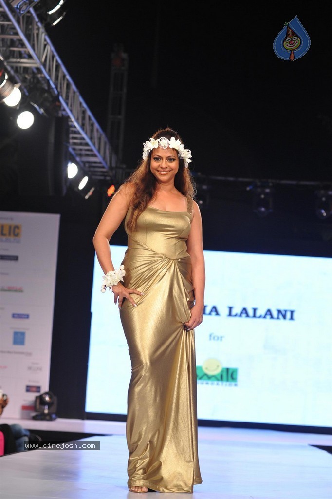 Bolly Celebs at Smile Foundation 5th Edition Charity Fashion Show - 150 / 228 photos