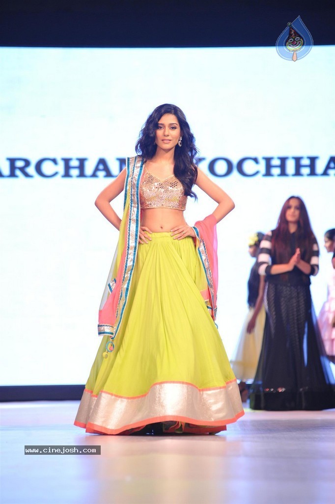 Bolly Celebs at Smile Foundation 5th Edition Charity Fashion Show - 152 / 228 photos