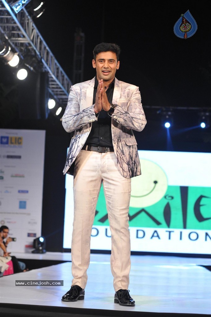 Bolly Celebs at Smile Foundation 5th Edition Charity Fashion Show - 159 / 228 photos