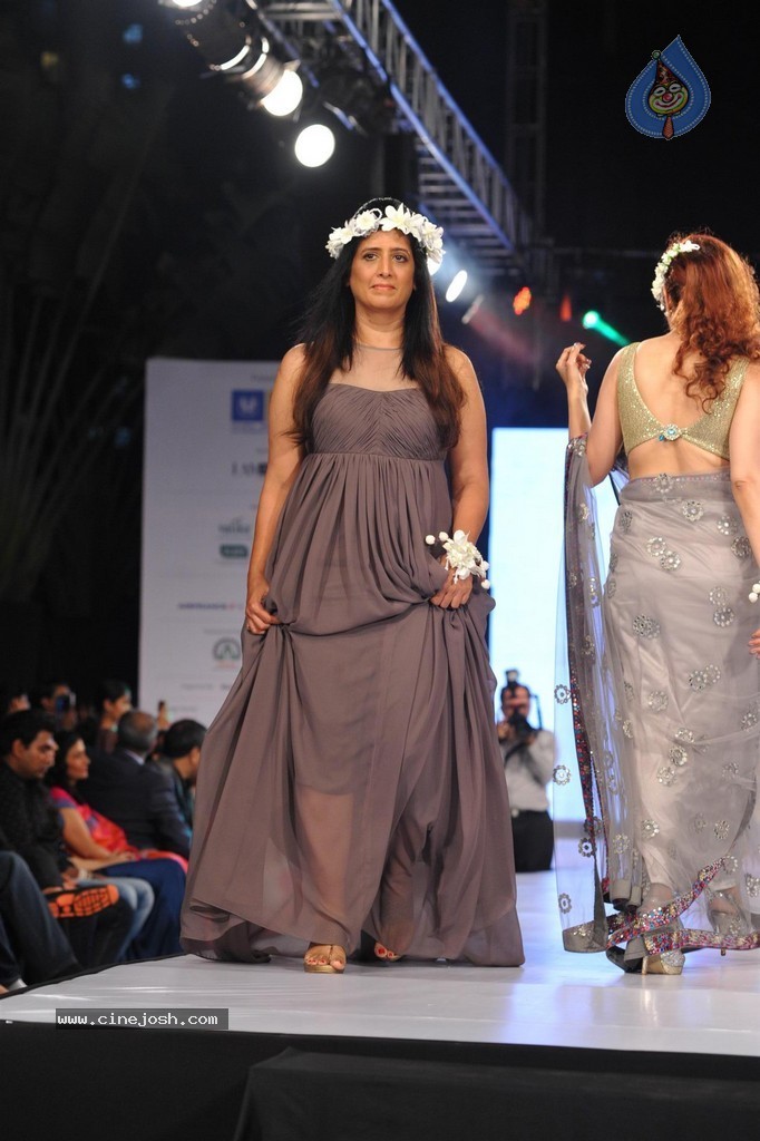 Bolly Celebs at Smile Foundation 5th Edition Charity Fashion Show - 162 / 228 photos