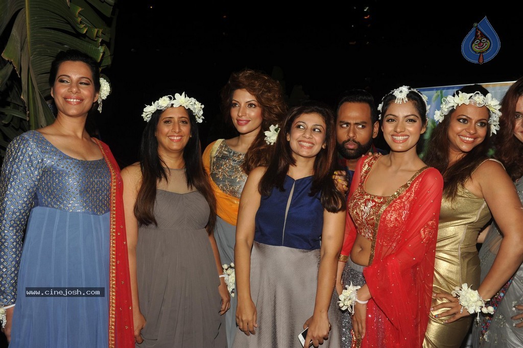 Bolly Celebs at Smile Foundation 5th Edition Charity Fashion Show - 170 / 228 photos