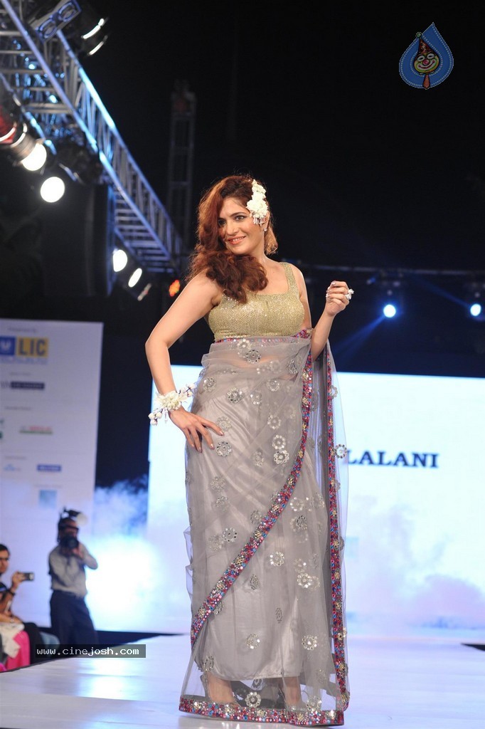 Bolly Celebs at Smile Foundation 5th Edition Charity Fashion Show - 177 / 228 photos