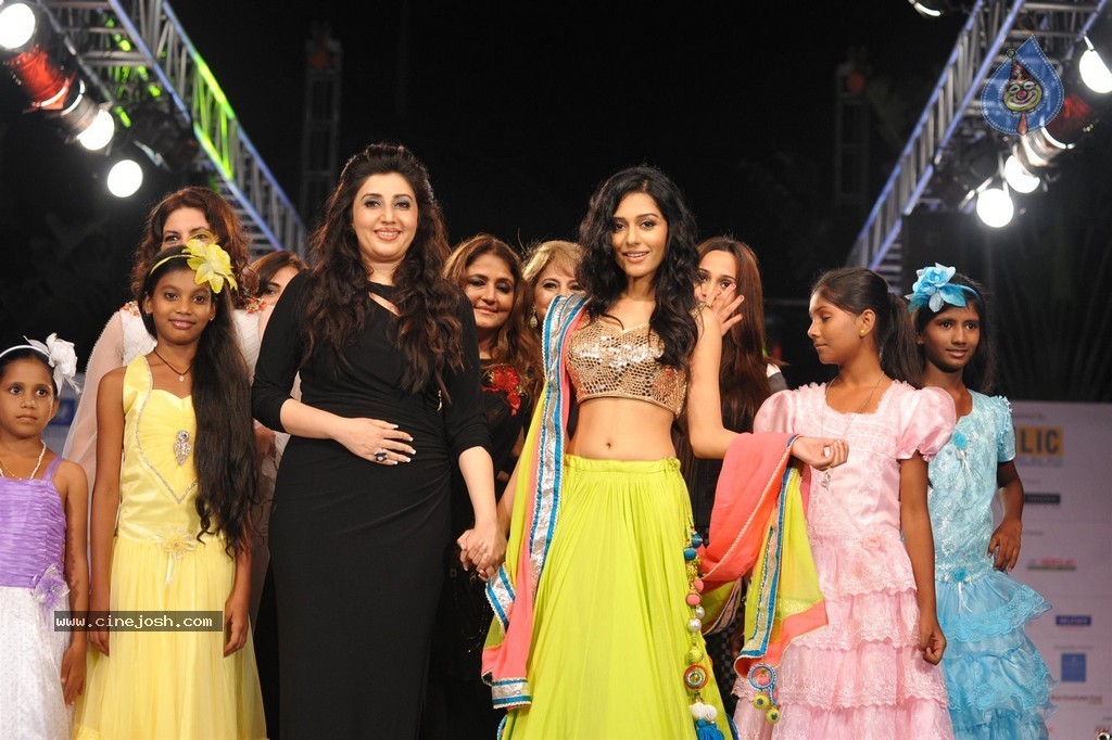 Bolly Celebs at Smile Foundation 5th Edition Charity Fashion Show - 187 / 228 photos