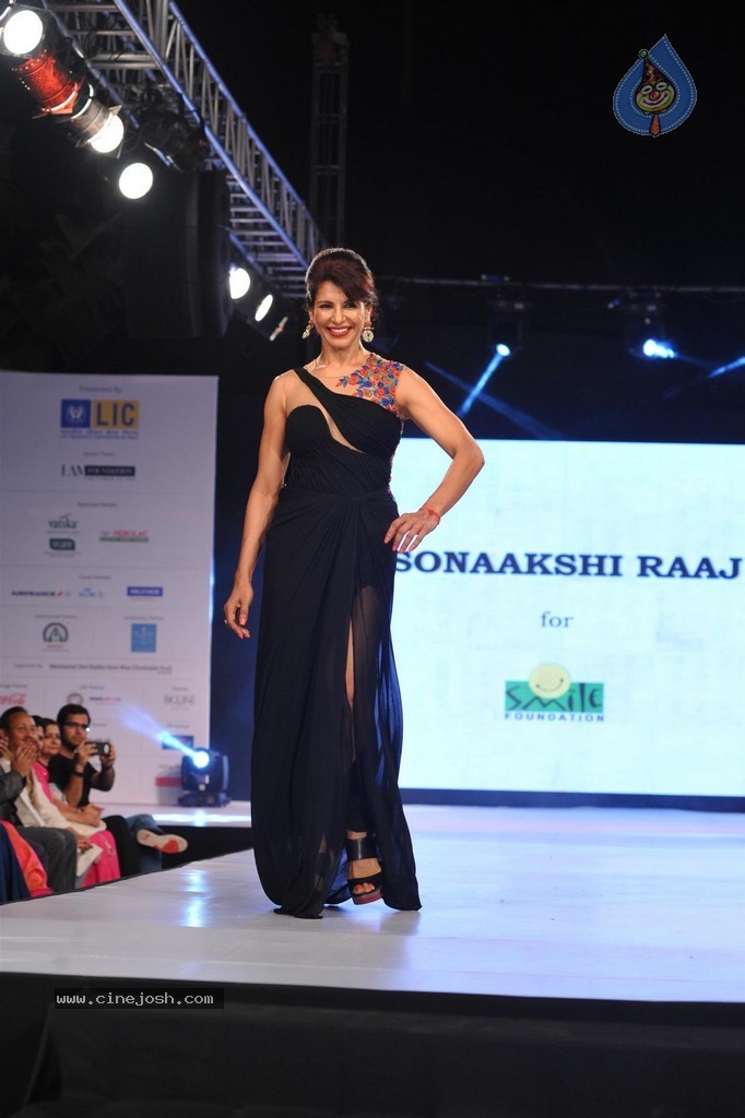 Bolly Celebs at Smile Foundation 5th Edition Charity Fashion Show - 207 / 228 photos