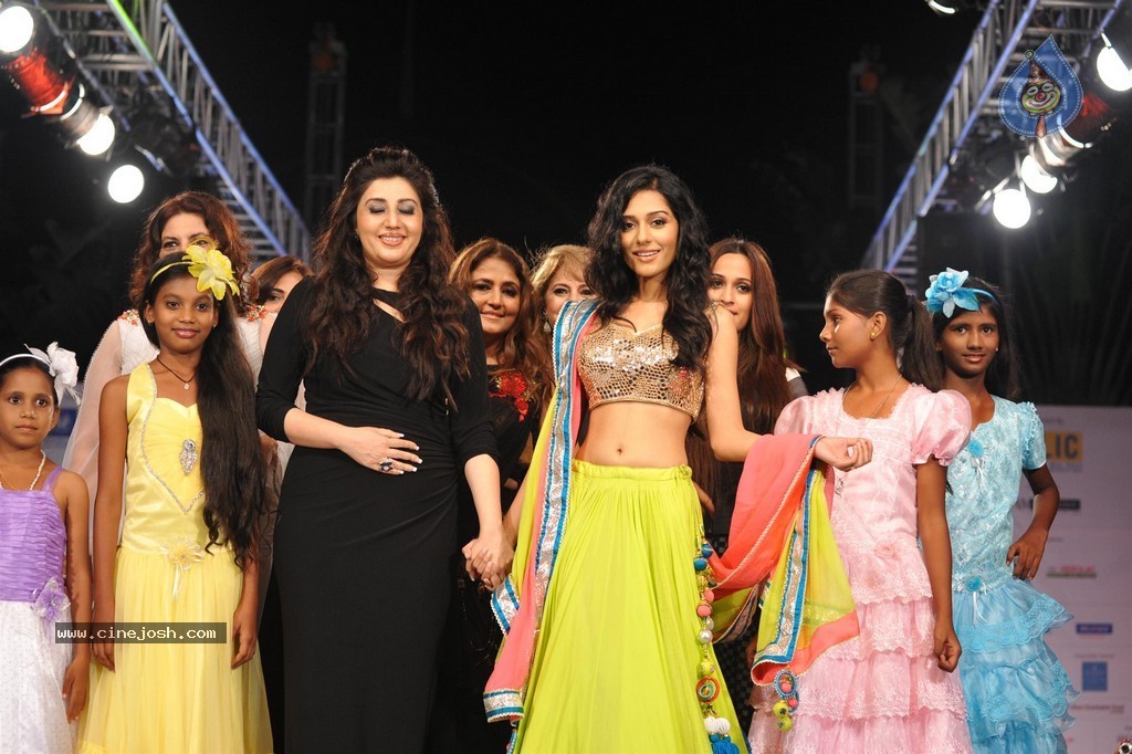 Bolly Celebs at Smile Foundation 5th Edition Charity Fashion Show - 211 / 228 photos