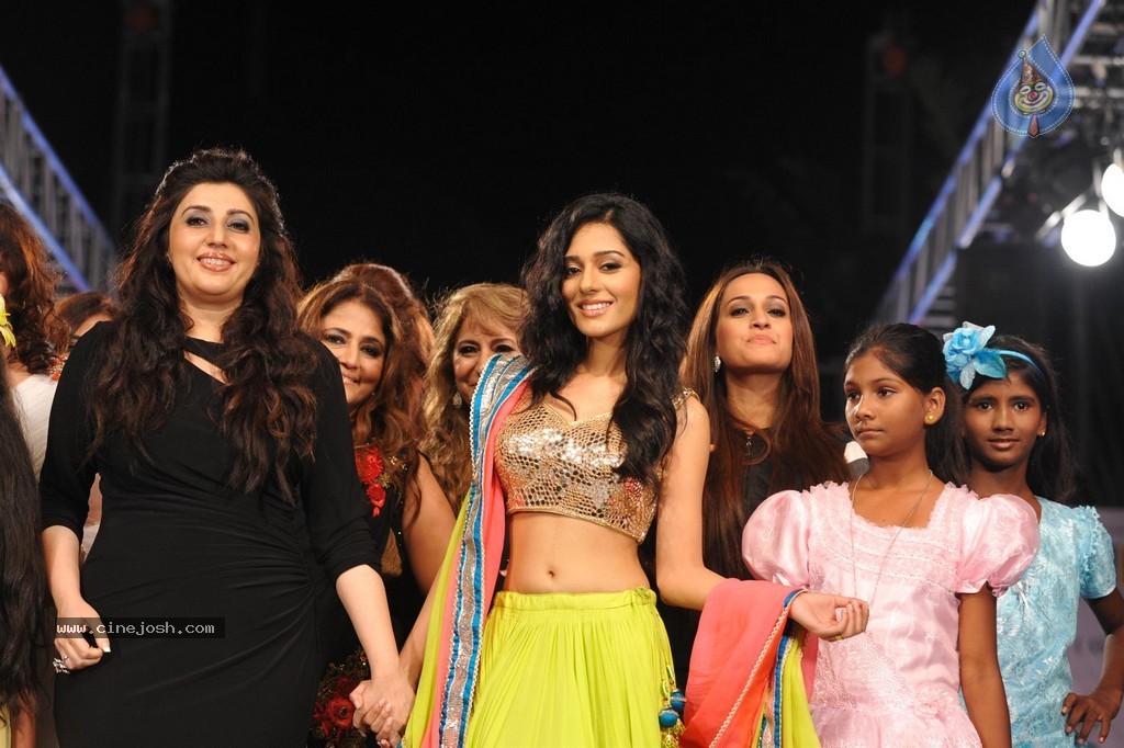 Bolly Celebs at Smile Foundation 5th Edition Charity Fashion Show - 225 / 228 photos