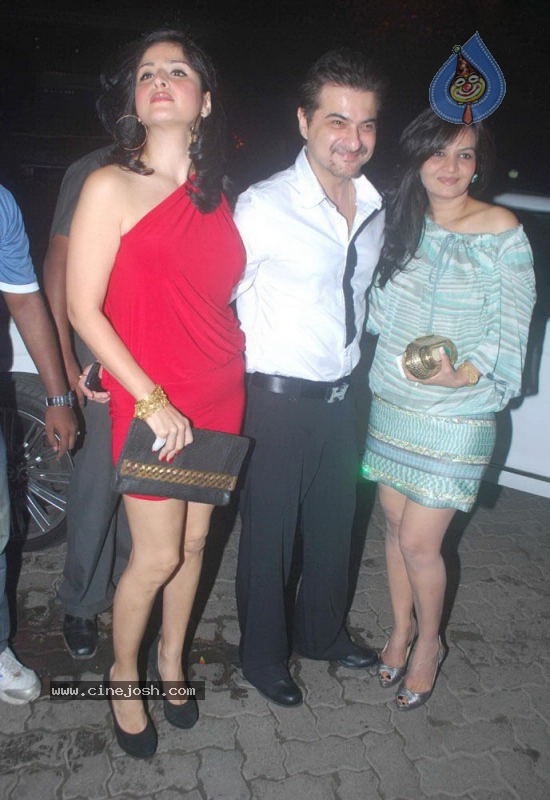 Bolly Celebs at Sohail Khan Bday Bash - 75 / 94 photos