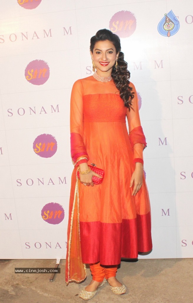 Bolly Celebs at Sonam Modi Spring Summer Collection - 3 / 43 photos