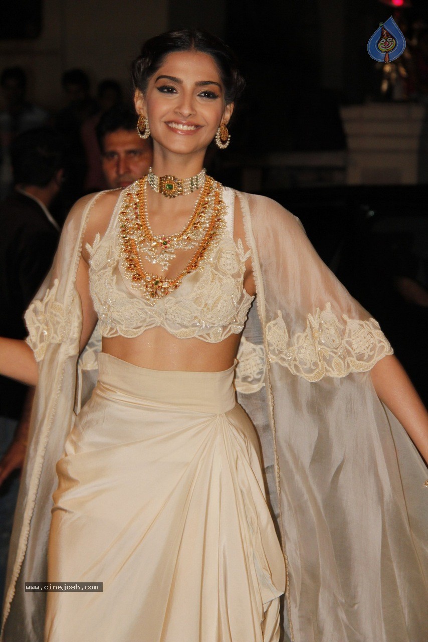 Bolly Celebs at The 60th Britannia Filmfare 2014 Awards 01 - 57 / 144 photos