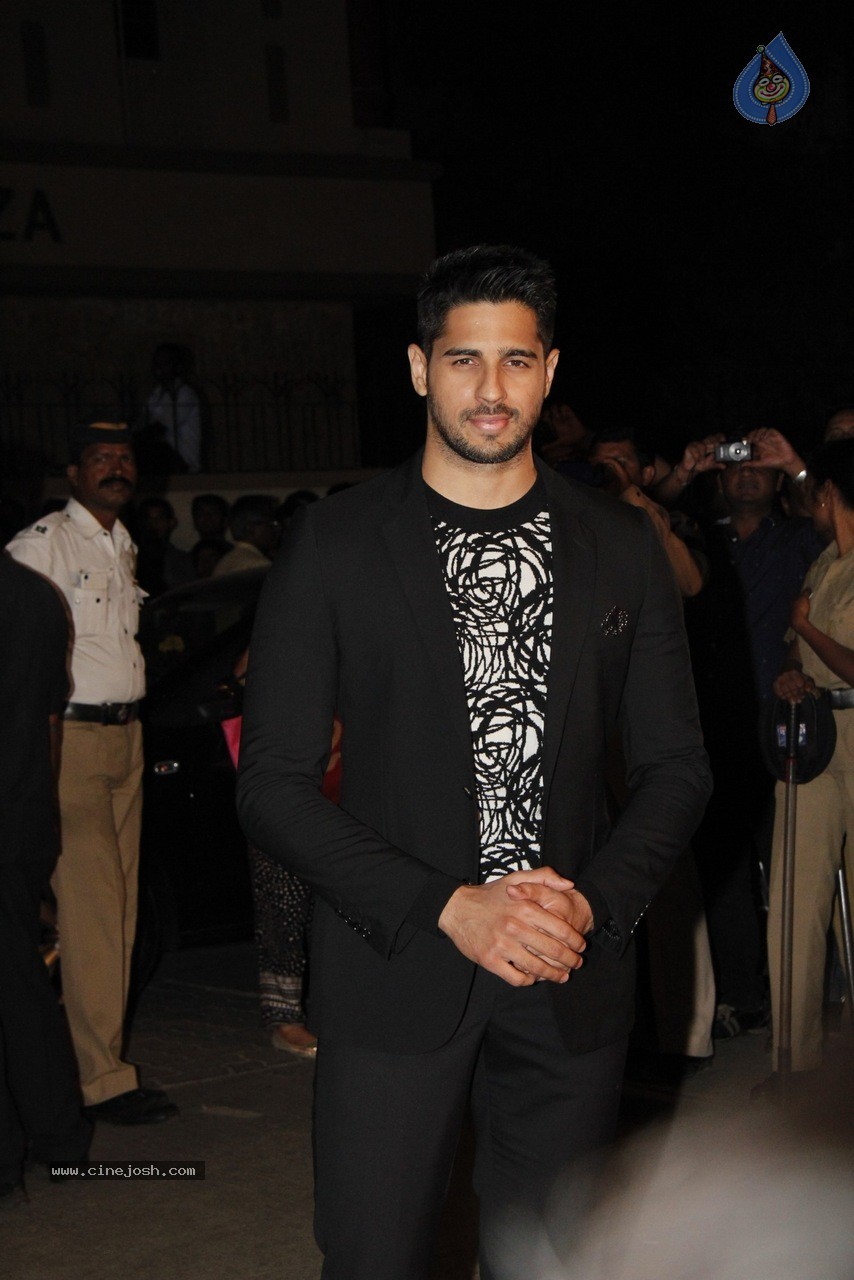 Bolly Celebs at The 60th Britannia Filmfare 2014 Awards 01 - 122 / 144 photos