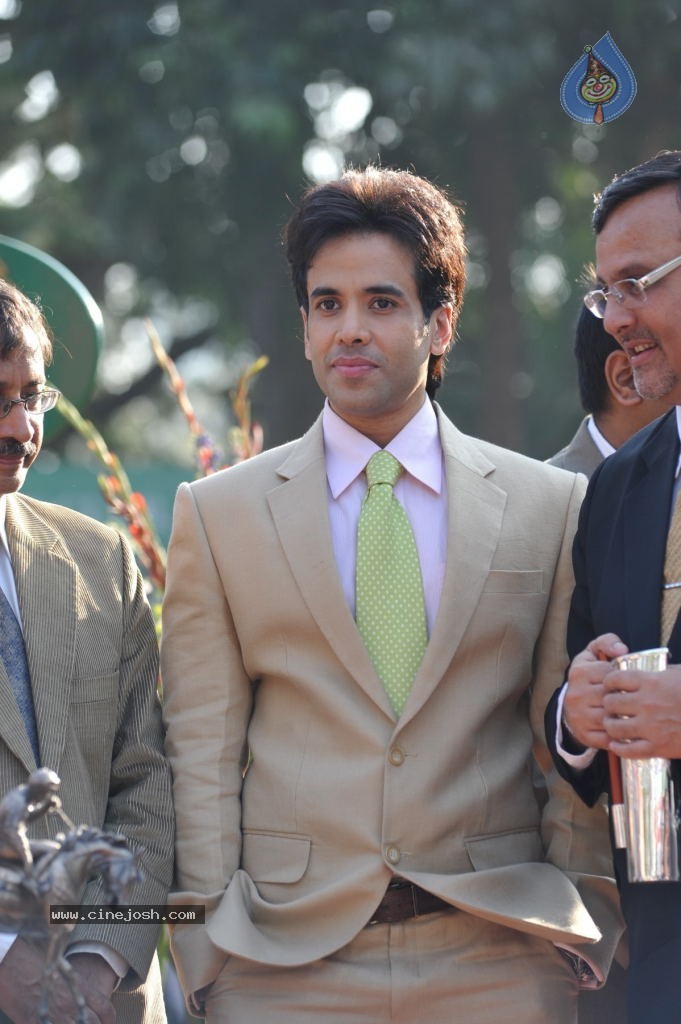 Bolly Celebs at the MID DAY Trophy Event - 4 / 43 photos