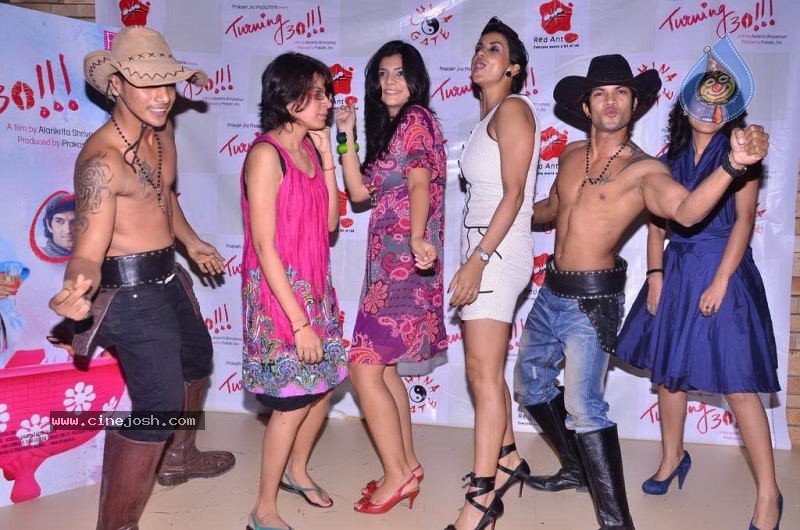 Bolly Celebs at Turning 30 Bash - 25 / 84 photos