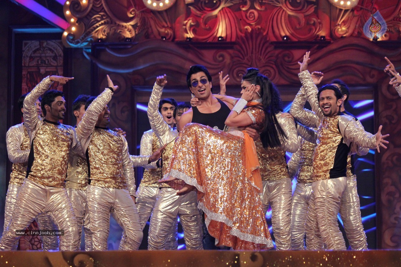 Bolly Celebs at Umang Event 02 - 20 / 98 photos