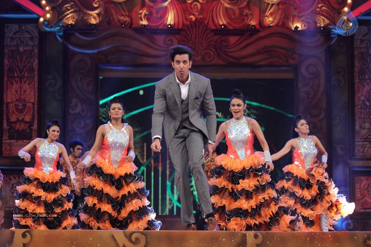 Bolly Celebs at Umang Event 02 - 42 / 98 photos