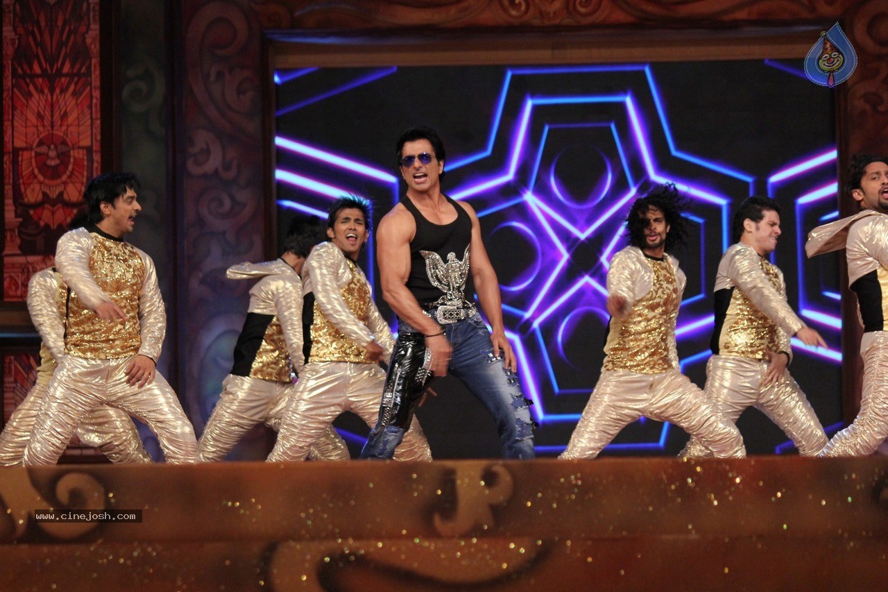 Bolly Celebs at Umang Event 02 - 93 / 98 photos