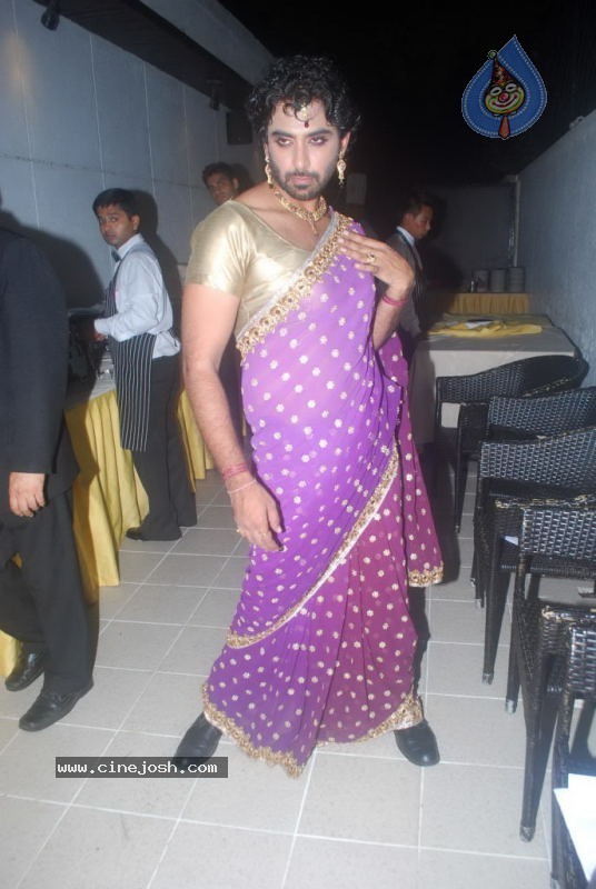 Bolly Celebs at Uttaran Party - 23 / 33 photos