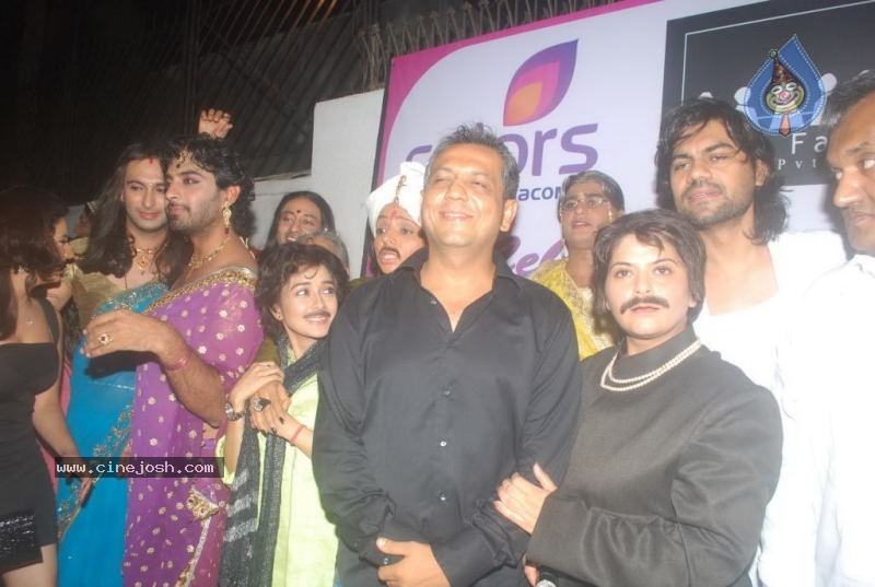 Bolly Celebs at Uttaran Party - 26 / 33 photos