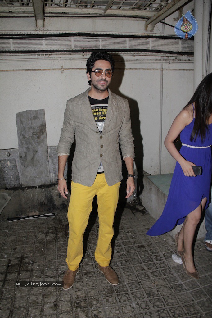 Celebs at Vicky Donor Premiere - 30 / 41 photos