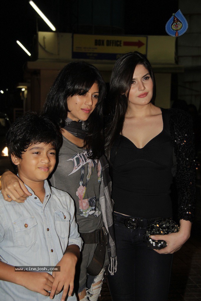 Celebs at Vicky Donor Premiere - 31 / 41 photos