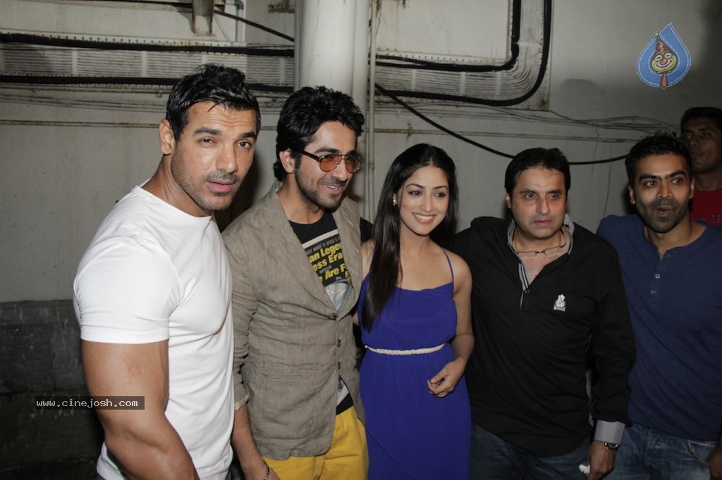 Celebs at Vicky Donor Premiere - 37 / 41 photos