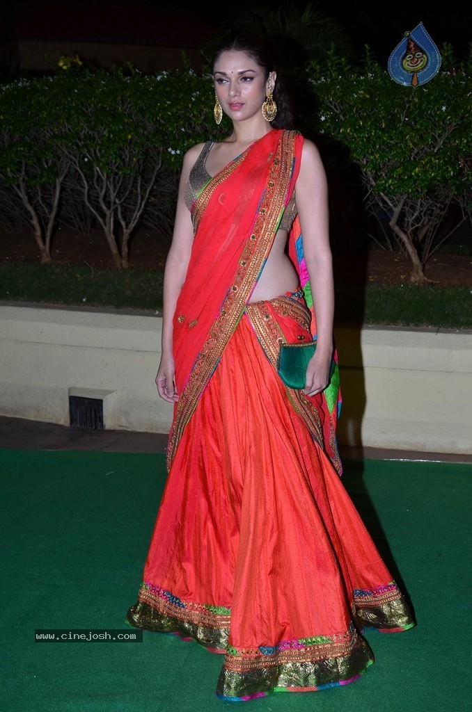 Bolly Celebs at Vishesh Bhatt Wedding Reception - 31 / 136 photos