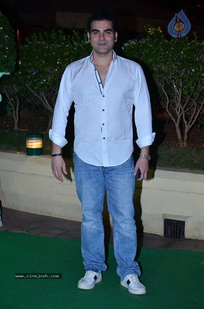 Bolly Celebs at Vishesh Bhatt Wedding Reception - 105 / 136 photos