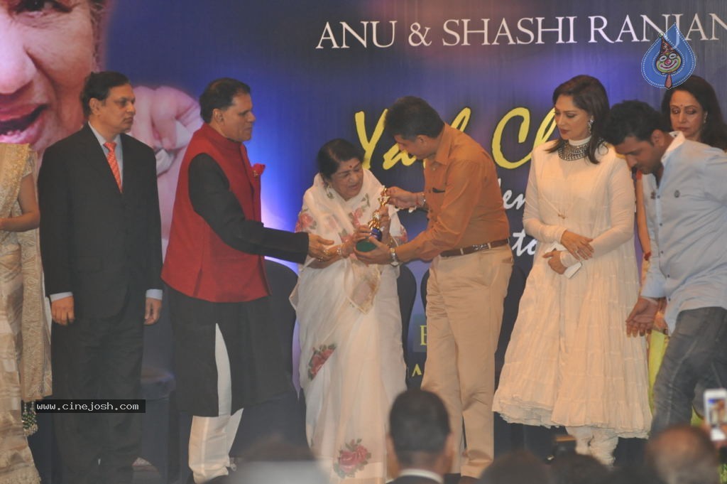 Bolly Celebs at Yash Chopra Memorial Awards - 61 / 125 photos