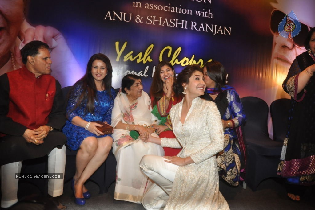 Bolly Celebs at Yash Chopra Memorial Awards - 62 / 125 photos