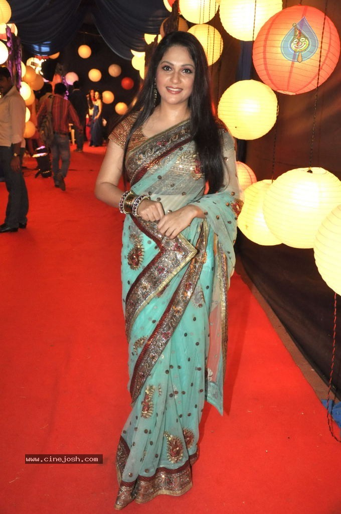 Bolly Celebs at ZEE Rishtey Awards 2011 - 19 / 59 photos