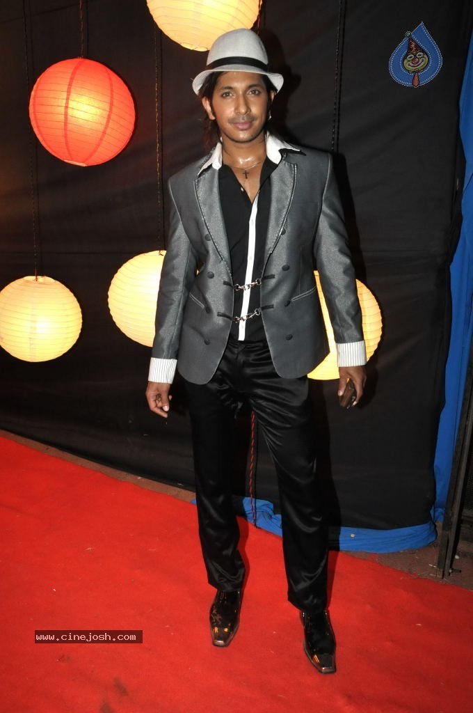 Bolly Celebs at ZEE Rishtey Awards 2011 - 25 / 59 photos