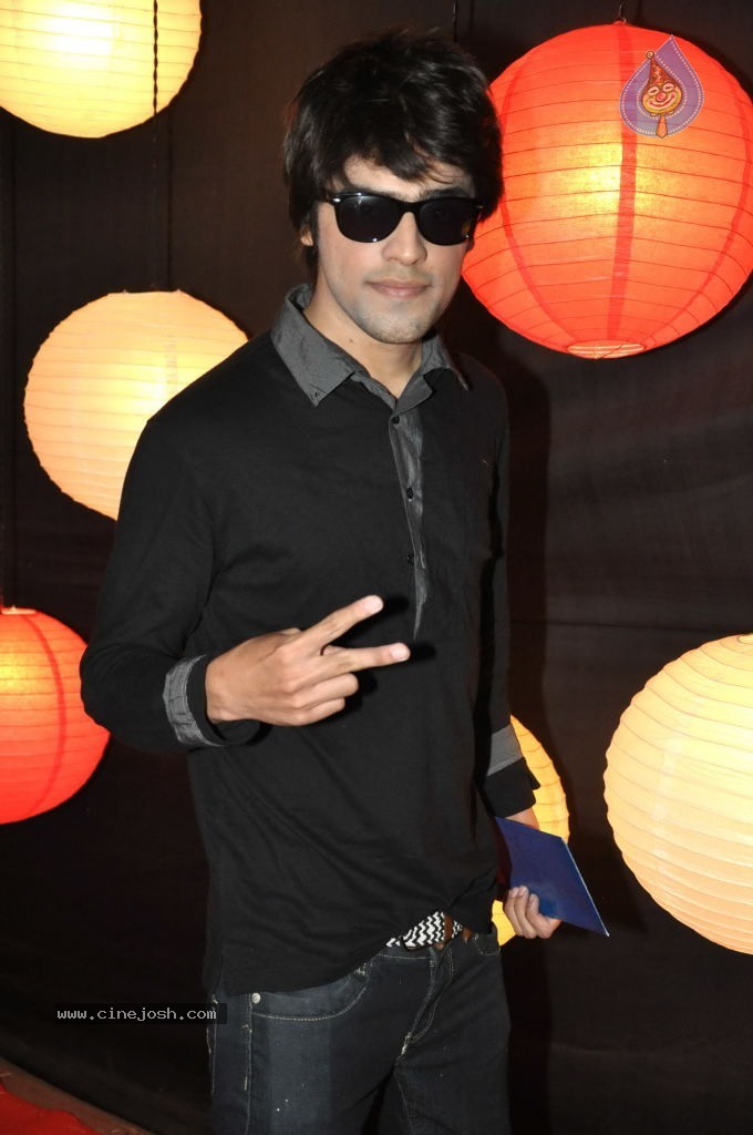 Bolly Celebs at ZEE Rishtey Awards 2011 - 28 / 59 photos