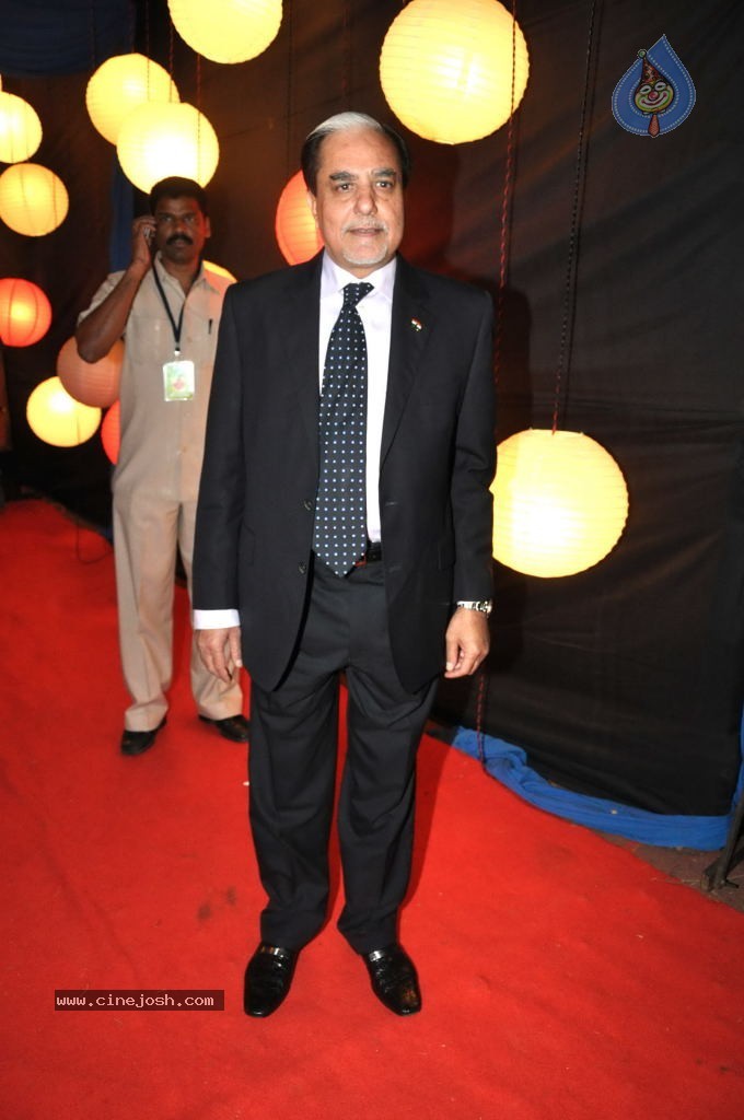 Bolly Celebs at ZEE Rishtey Awards 2011 - 38 / 59 photos