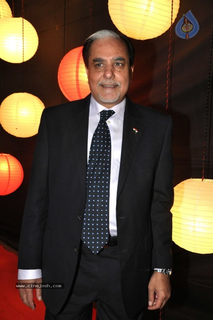 Bolly Celebs at ZEE Rishtey Awards 2011 - 46 / 59 photos