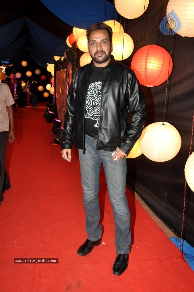 Bolly Celebs at ZEE Rishtey Awards 2011 - 52 / 59 photos