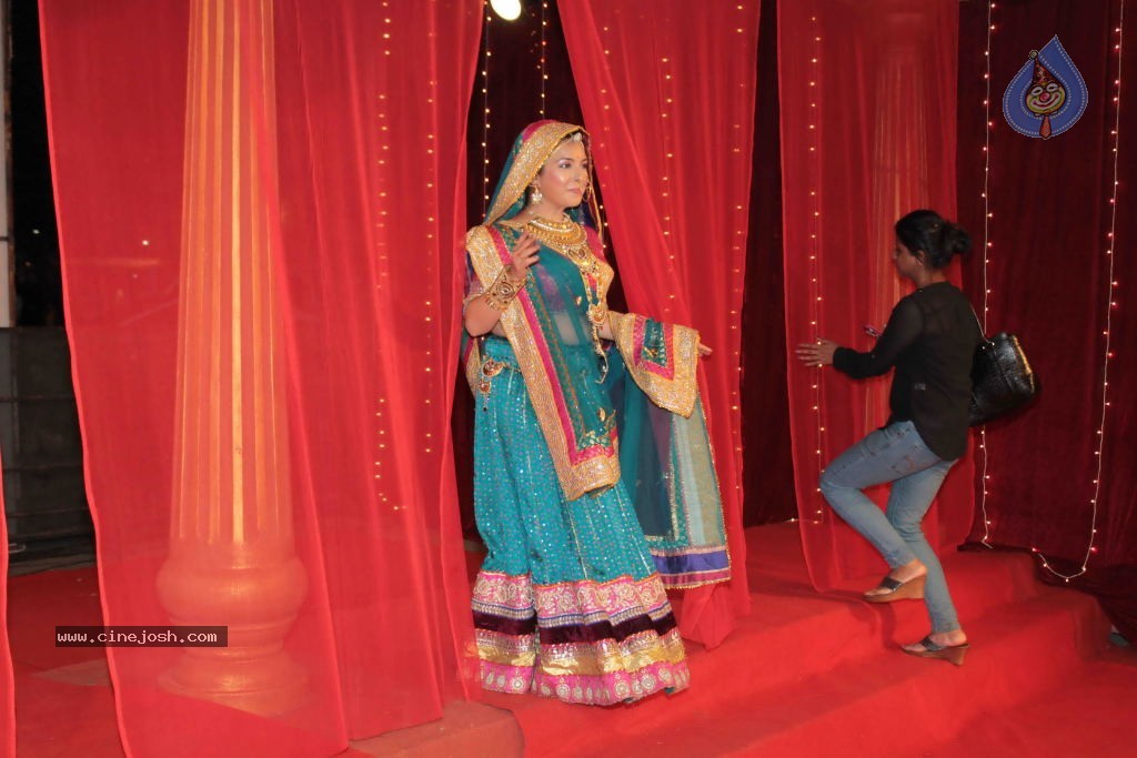 Bolly Celebs at Zee Rishtey Awards 2013 - 33 / 83 photos